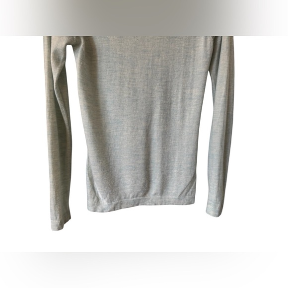 Pure Collection Cashmere V-Neck Sweater in Heather Dove Gray Size 6 - Picture 11 of 14